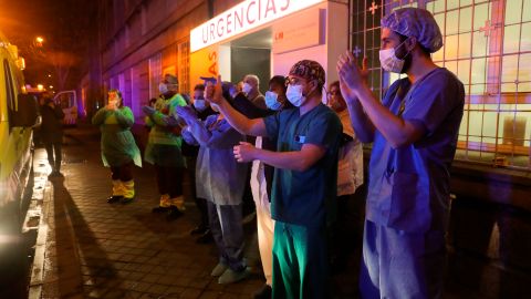 El homenaje a trabajadores de la salud se ha hecho común en todo el mundo durante la pandemia del coronavirus.