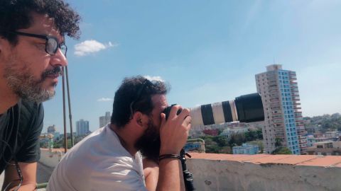 El director de cine Ricardo Figueredo (i) junto al director de fotografía Hansel Leyva, ofrecen sus filmes cubanos en Facebook.