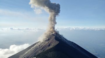 El extraño volcán de lava azul. *Foto: Gary Saldana vía Unsplash.