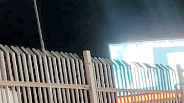 Alejandro ha optado por vender los rollos de papel higiénico durante la madrugada. / fotos: suministradas.