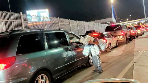 Alejandro ha optado por vender los rollos de papel higiénico durante la madrugada. / fotos: suministradas.