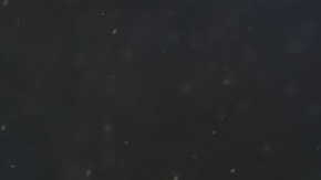 Se encuentra aislado de su familia en su casa.