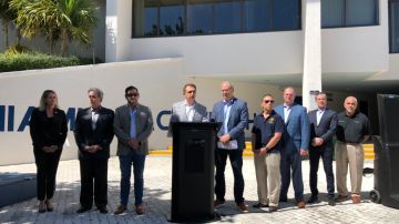 Imagen de la conferencia de prensa con los alcaldes de Miami Beach y Fort Lauderdale.