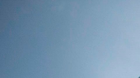 Turista con mascarilla cerca del Coliseo en Roma.