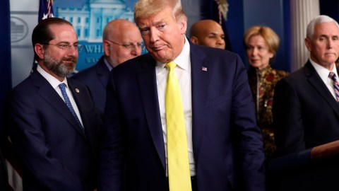 Trump abandonó la conferencia antes de las preguntas.