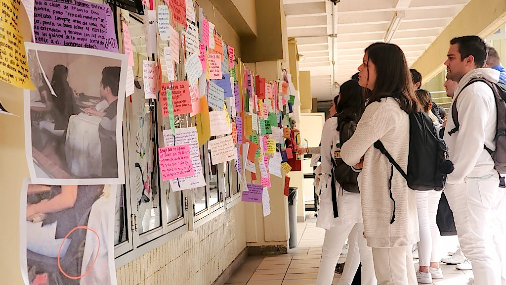 Alumnos de la facultad de medicina de UBAC revisan las denuncias colocadas en su centro de estudios. / fotos: Manuel Ocaño.