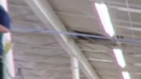 Operarios de Faulkner Plastics trabajando en la fábrica de Hialeah.