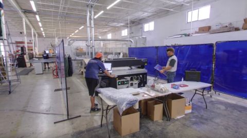 Operarios de Faulkner Plastics trabajando en la fábrica de Hialeah.