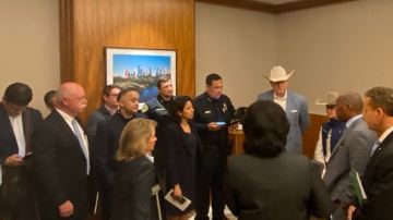 Los funcionarios de Houston en reunión.