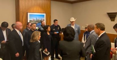 Los funcionarios de Houston en reunión.