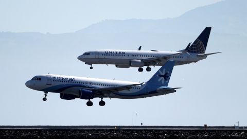 Coronavirus Interjet aerolínea transporte México Estados Unidos viaje turismo asientos protocolos salud desinfección aviones vuelos rutas Semana Santa vacaciones