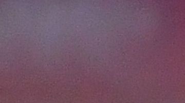 Gianni Infantino, presidente de la FIFA, posa junto al trofeo que se otorga al ganador de la competencia.