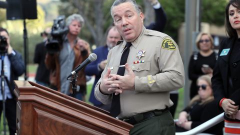 El jefe del LASD Alex Villanueva dijo que cuentan con suficiente equipo de limpieza y protección. / GETTY