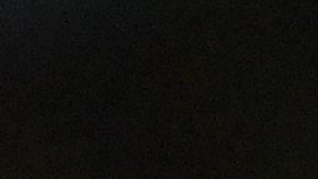 Amandine Henry sostiene la muñeca que inspiró.