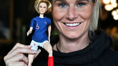 Amandine Henry sostiene la muñeca que inspiró.