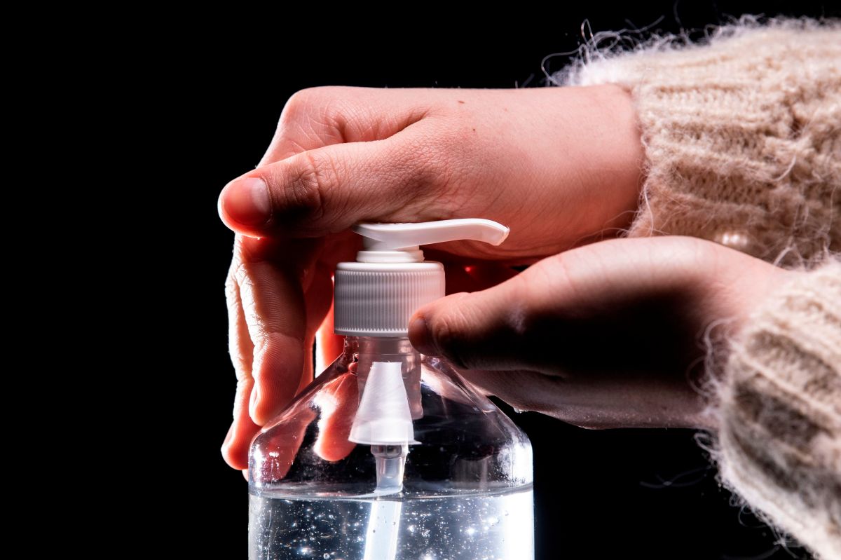 Los CDC recomiendan buscar desinfectantes de manos que tengan al menos un 60% de alcohol.
