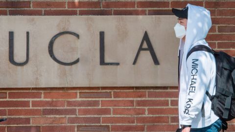 Un estudiante en el campus de la universidad UCLA en Westwood, donde tres estudiantes  están siendo examinados para el COVID-19.