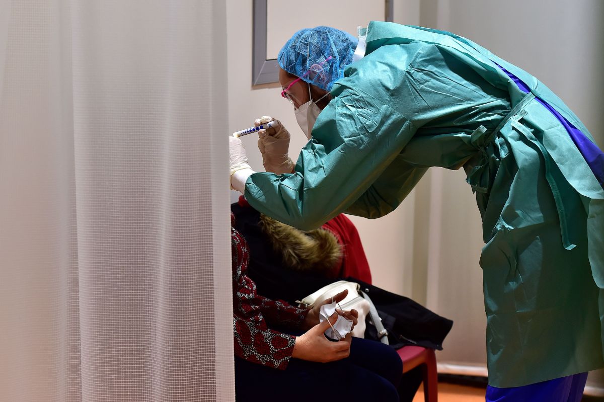 Un médico hace la prueba del coronavirus a un paciente.