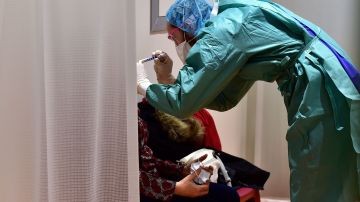 Un médico hace la prueba del coronavirus a un paciente.