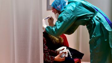 Un médico hace la prueba del coronavirus a un paciente en la localidad francesa de Burdeos.