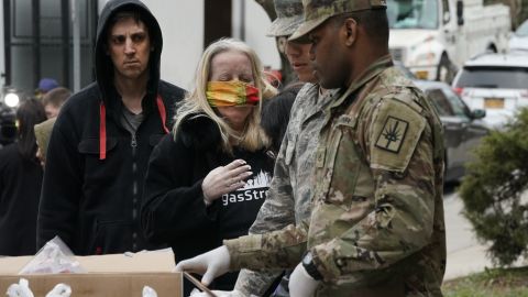 La Guardia Nacional distribuye comida a los residentes en New Rochelle, NY, una comunidad golpeada por el coronavirus.