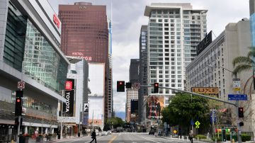 La calle Figueroa en el centro de Los Ángeles está desierta tras los cierres ordenados por el coronavirus.
