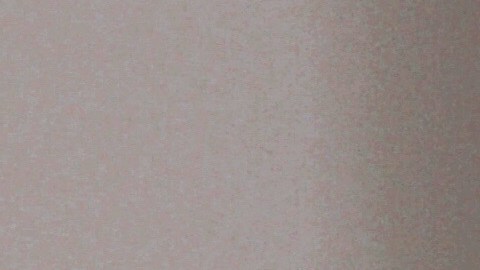 Enfermera cubre su rostro para tratar a pacientes con coronavirus.