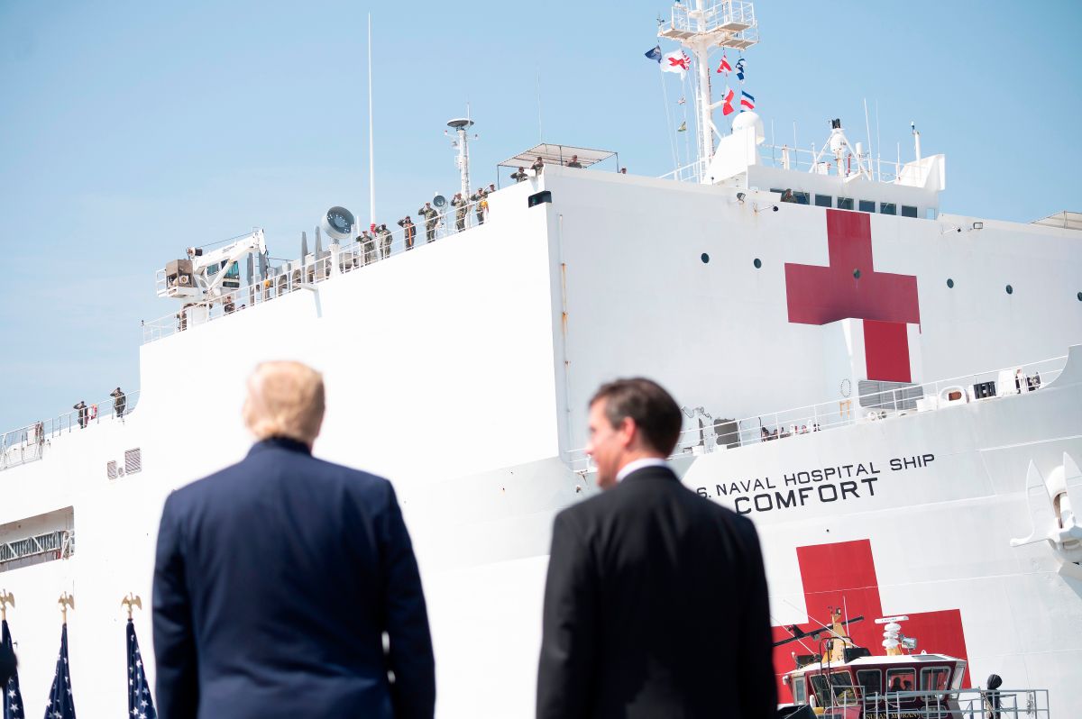 Mark Esper (d) y Donald Trump ven cómo el buque hospital USNS Comfort sale de Norfolk con destino a NY.