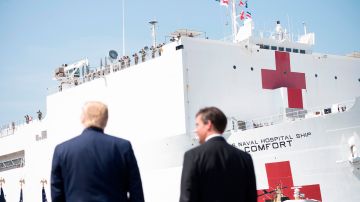 Mark Esper (d) y Donald Trump ven cómo el buque hospital USNS Comfort sale de Norfolk con destino a NY.