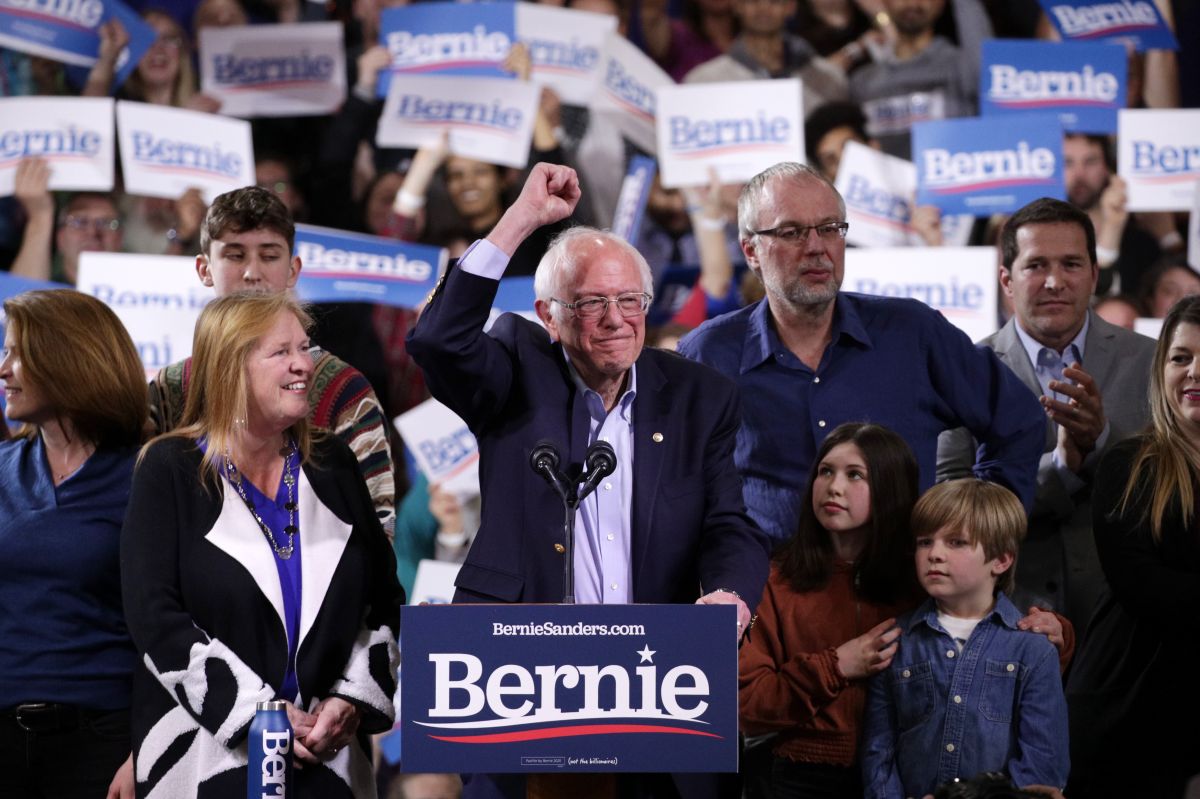 Bernie Sanders celebra resultados del Súper Martes con sus seguidores en Vermont.