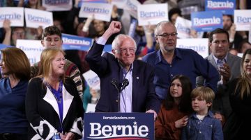 Bernie Sanders celebra resultados del Súper Martes con sus seguidores en Vermont.