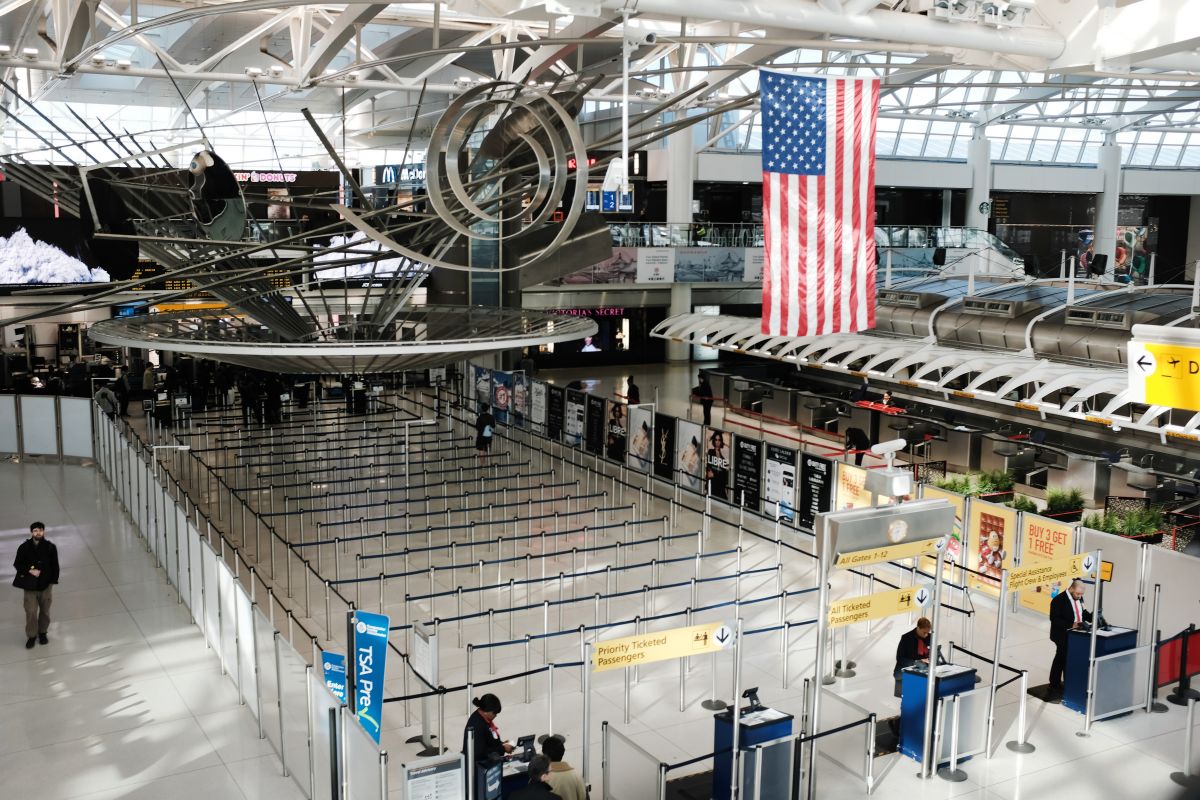 El casi vacío aeropuerto John F. Kennedy (JFK) de NY muestra el impacto de las cancelaciones de vuelos por el coronavirus.