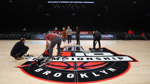 Una cancha es desmantelada en Nueva York tras el anuncio de la NCAA.