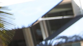 Un turista sentado en una mesa de un restaurante en la emblemática avenida de Lincoln Road en Miami Beach.