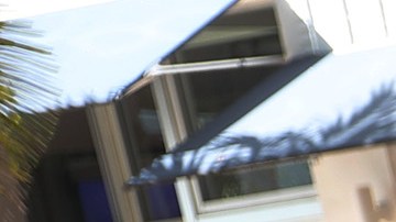 Un turista sentado en una mesa de un restaurante en la emblemática avenida de Lincoln Road en Miami Beach.