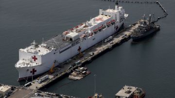 El buque hospital USNS Mercy en la Base Naval de San Diego.
