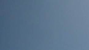 Una mujer pasando con una bicicleta frenta a un cartel de "playa cerrada" en South Beach, en Miami Beach.