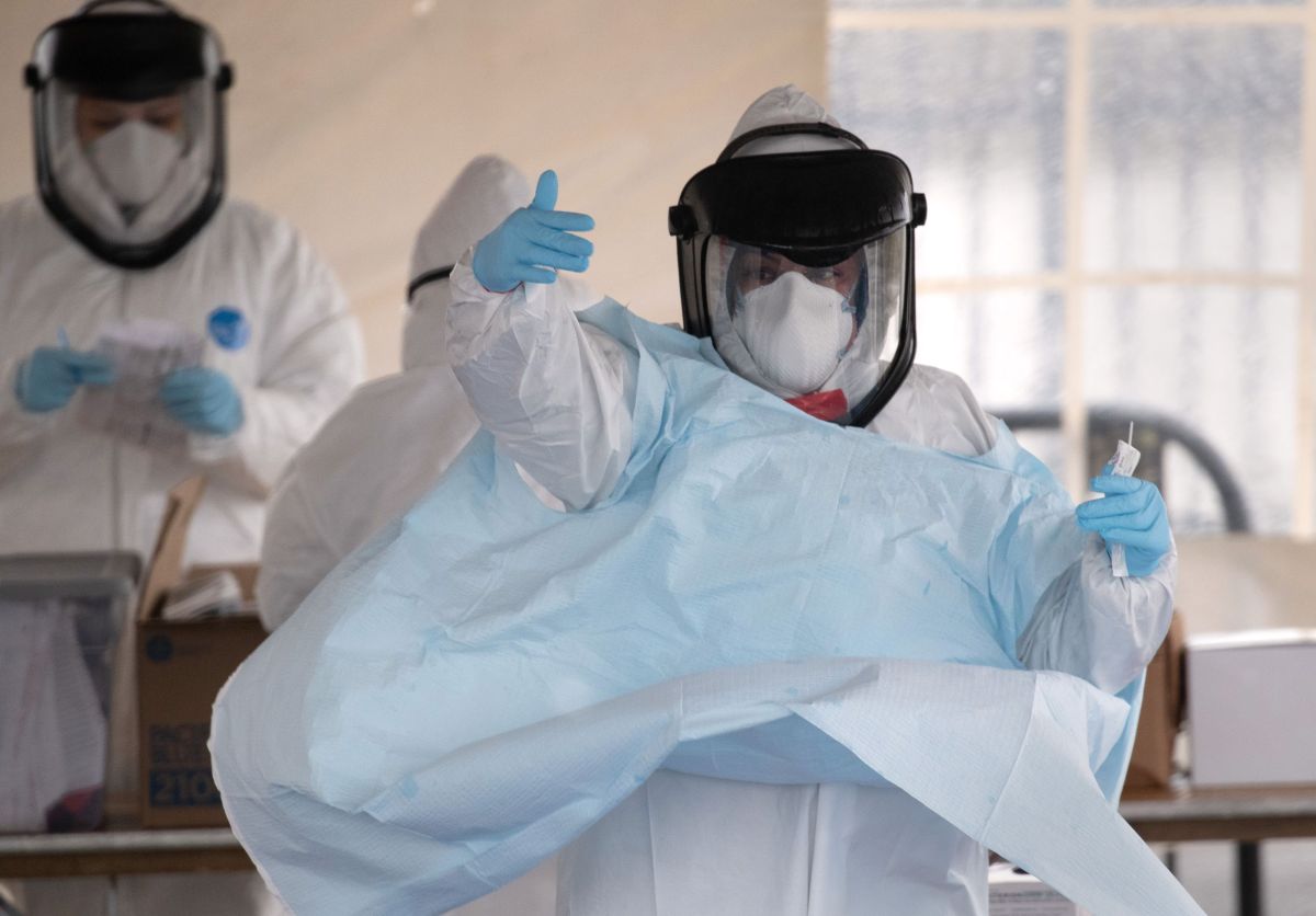 Los médicos buscan proteger a personal de enfermería y a otros doctores del contagio.