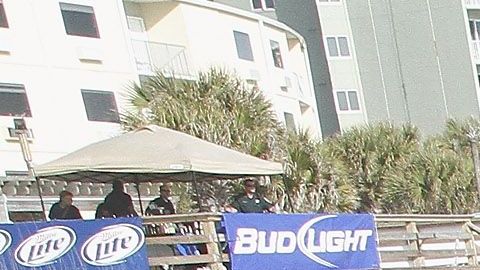 Los 'spring breakers' fueron criticados por llenar playas en Florida.