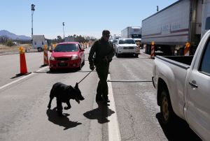 Mexicanos bloquean cruce fronterizo para evitar paso de estadounidenses por temor a coronavirus
