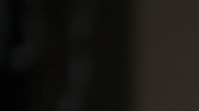 Oficial emite multa a un vehículo estacionado.