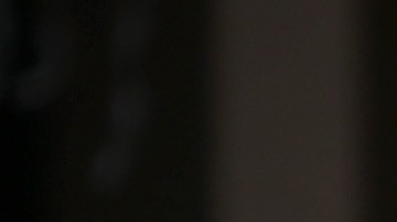 Oficial emite multa a un vehículo estacionado.