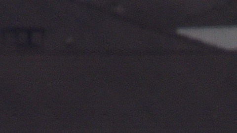 Jet privado se moviliza por la pista del aeropuerto.