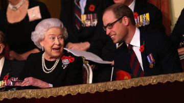 El príncipe William junto a la reina Isabel II.