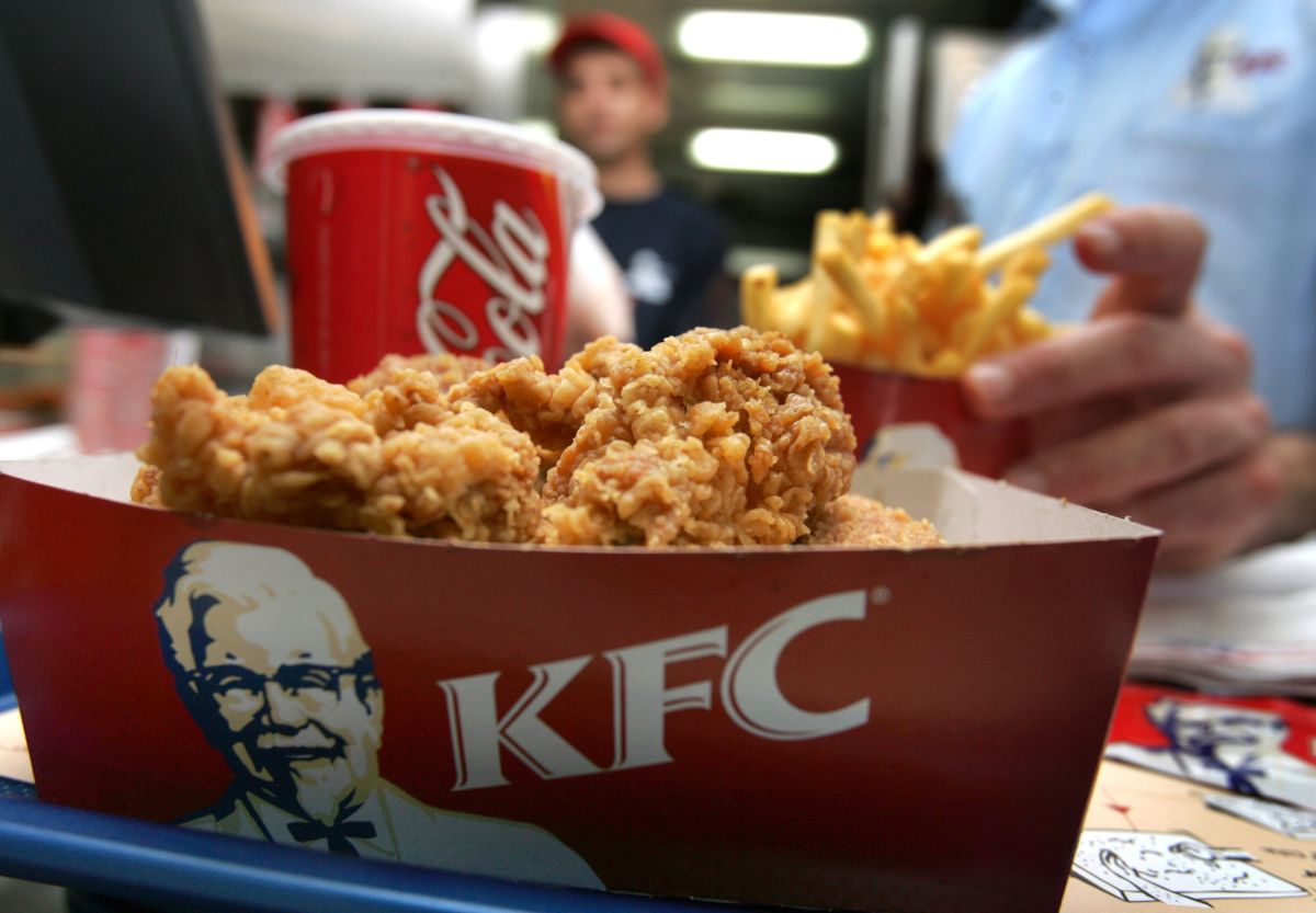 Retiran campaña de KFC que invita a “chuparse los dedos” ante emergencia de coronavirus