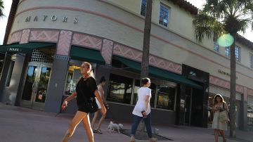 Personas paseando por Lincoln Road en Miami Beach, cuyas tiendas ahora han quedado cerradas indefinidamente debido al coronavirus.