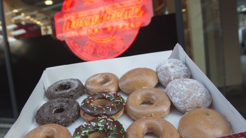 Café donas comidas viajes descuento coronavirus policía Starbucks Kryspy Kreme Uber COVID-19