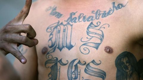 La presencia de pandillas en MacArthur Park es un reto para los promotores de la vacuna anti-covid. (Getty Images)