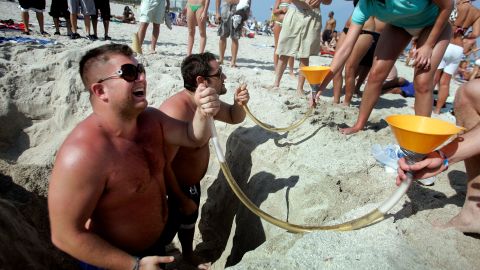 Varios turistas disfrutando del Spring Break en Miami Beach.