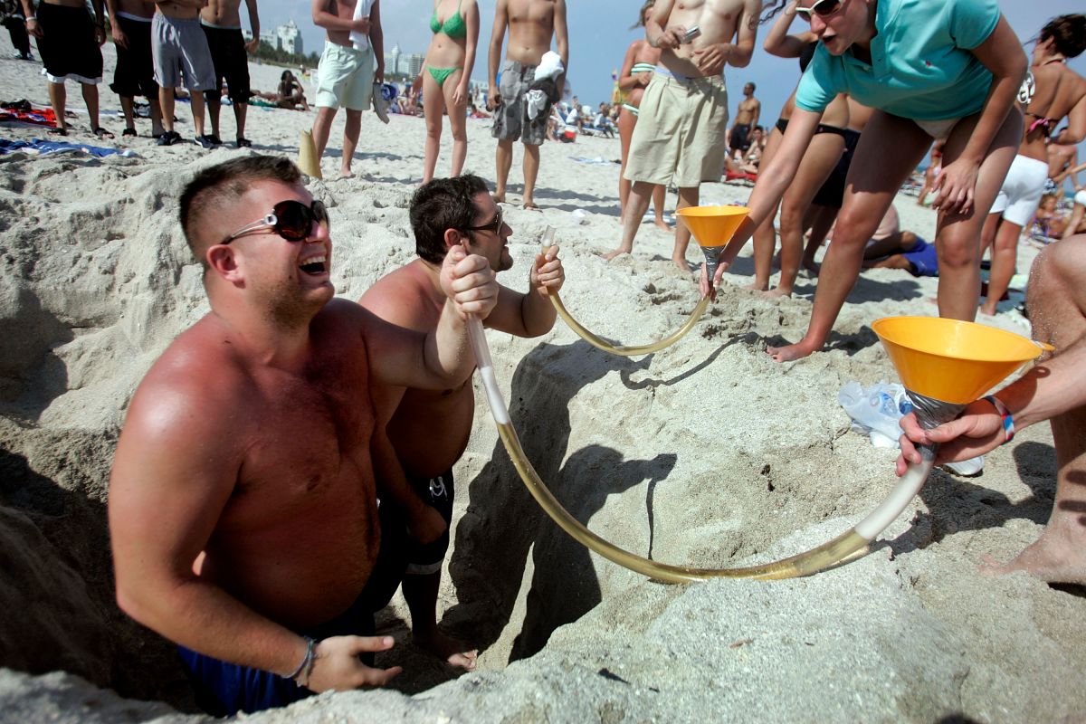 Varios turistas disfrutando del Spring Break en Miami Beach.